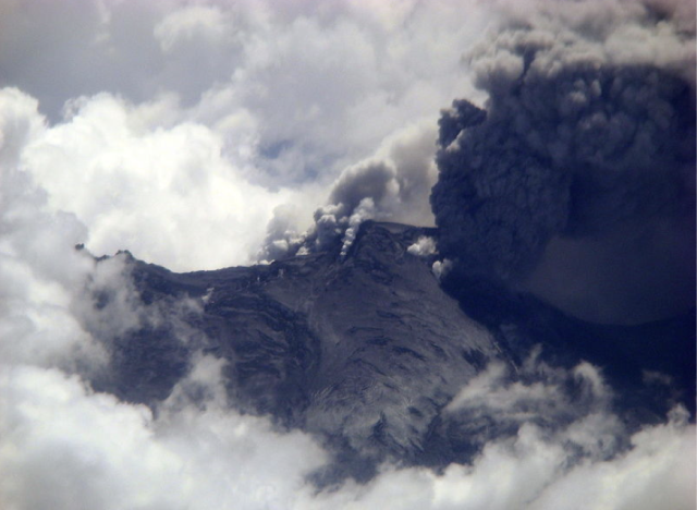 Fire and ice on Colombia volcano Nevado del Huila (photo by Martin Roca)